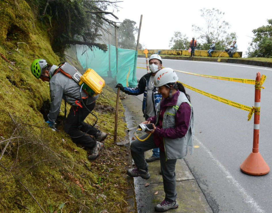 Emisión de vapor del Volcán Cerro Bravo