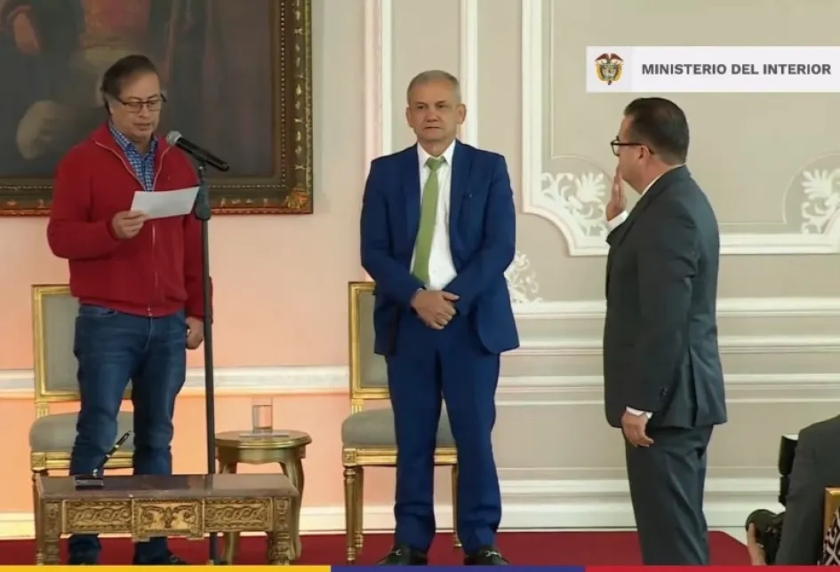Olmedo López Martínez se posesiona ante el presidente de la República, Gustavo Petro, como nuevo director de la Unidad Nacional de Gestión del Riesgo de Desastres.