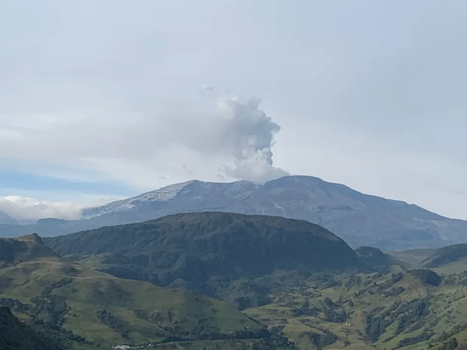 Postal del volcán Nevado del Ruiz, visto desde el Alto de Letras, a las 7:00 de la mañana de este viernes.
