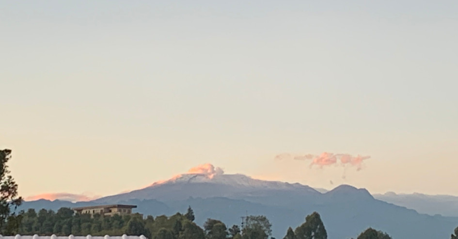 Así se veía el volcán Nevado del Ruiz en la madrugada de este lunes desde Neira (Caldas).