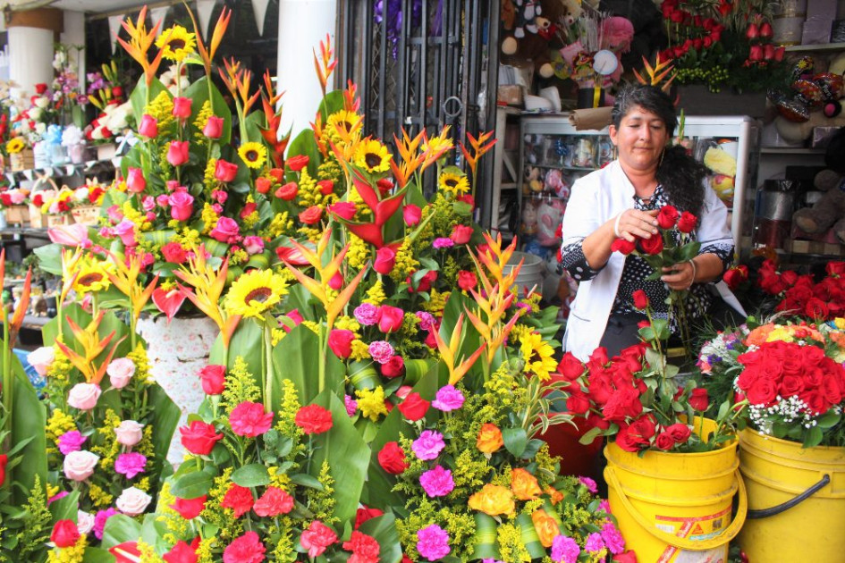 Luz Dary Mejía se dedica al comercio de flores desde hace 17 años. Ella es madre de Laura y Ana María. Al igual que Luz Dary, unas 15 madres más trabajan vendiendo flores en su día en el sector de Cristo Rey.