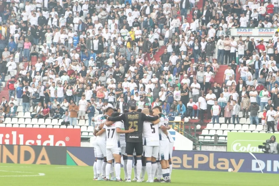 Hinchas del Once Caldas que no pueden asistir al estadio Palogrande por la sanción que impuso la Dimayor, viajaron anoche a Medellín para ver el partido en estadio Atanasio Girardot. 