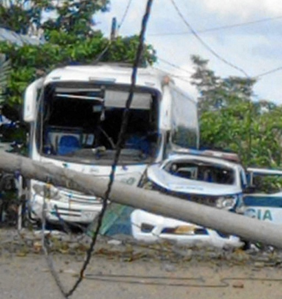 Foto | @Diego_Molano | LA PATRIA El atentado fue contra una camioneta de la Policía.