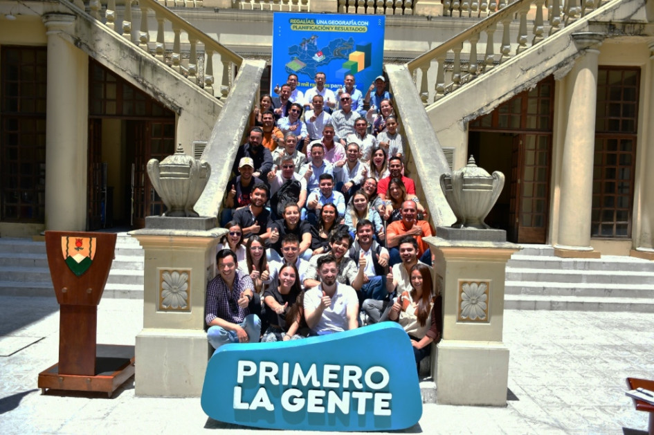 Caldas logra históricos recursos de regalías para vías, vivienda, deporte y agro