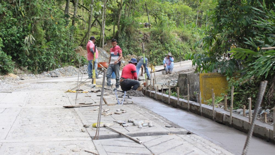 La vía que comunica al corregimiento de Samaria en Filadelfia (Caldas) con la vereda Puerto Samaria tiene 5,2 kilómetros. La comunidad, desde hace cuatro meses, exige a la Gobernación el comienzo de la obra. Esta semana empezaron, llevan 40 metros y faltan 5 mil 160.