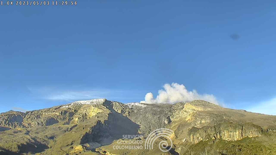 Este era el aspecto del Ruiz desde el cerro Gualí en la mañana de este miércoles.