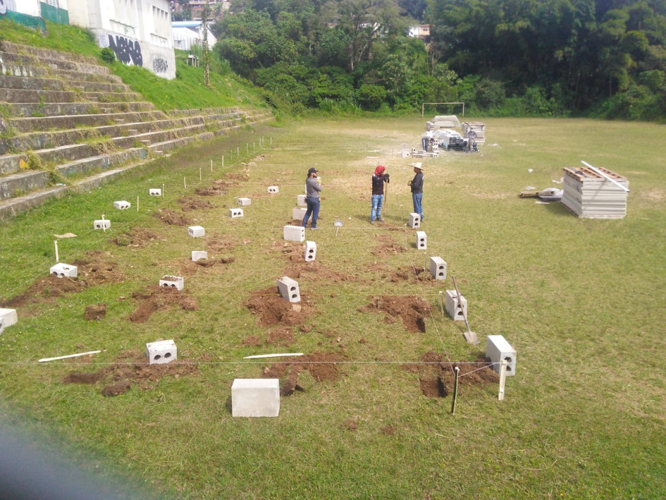 En la cancha del Colegio Inelfu empezaron a levantar las 10 aulas temporales.
