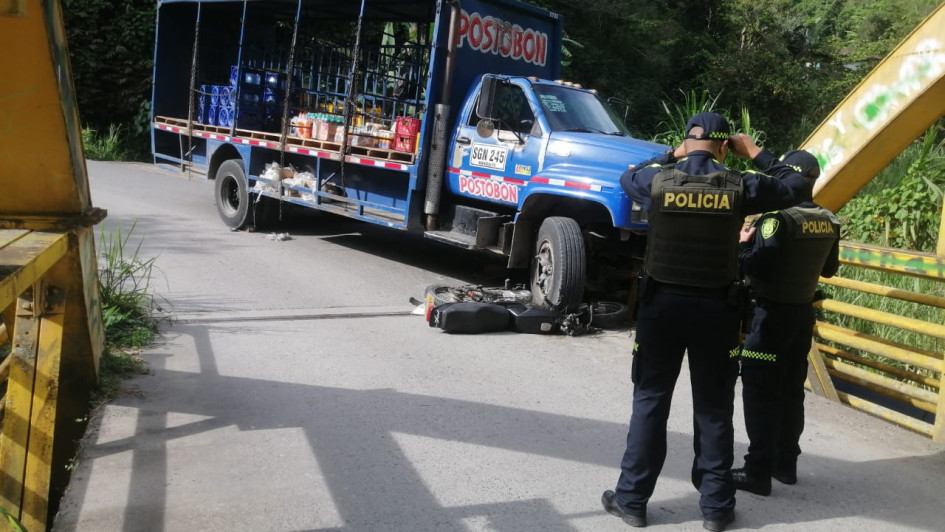 Según el Cuerpo de Bomberos de Filadelfia (Caldas), un camión de transporte de bebidas se quedó sin frenos y arrolló a una familia que transitaba en una moto por la vía entre esta localidad y la vereda Varsovia.
