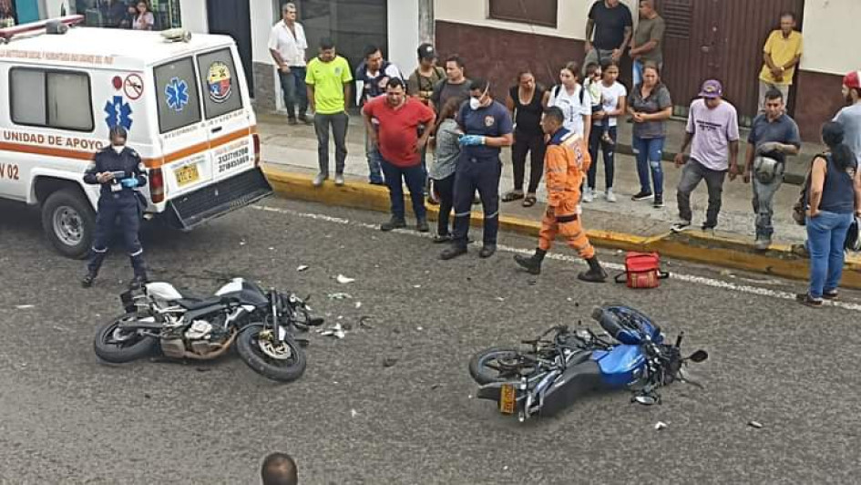 El Cuerpo de Bomberos y la Defensa Civil atendieron un accidente que dejó dos heridos en Anserma.