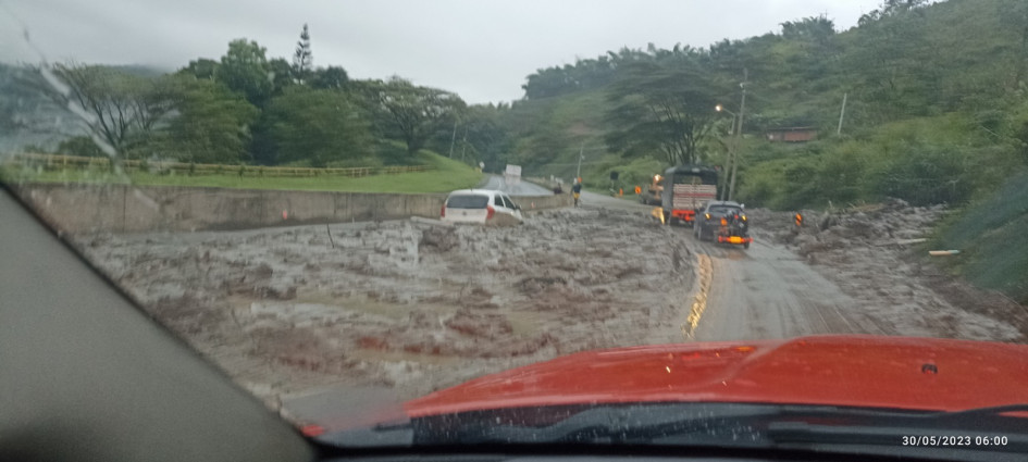 El Cuerpo Oficial de Bomberos y la Unidad de Gestión del Riesgo de Manizales acudieron al sitio para remover los escombros.