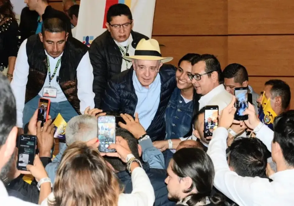 El expresidente Álvaro Uribe Vélez con sus seguidores, quienes lo abordaron en su llegada a Termales El Otoño para saludarlo y tomarse fotos. 