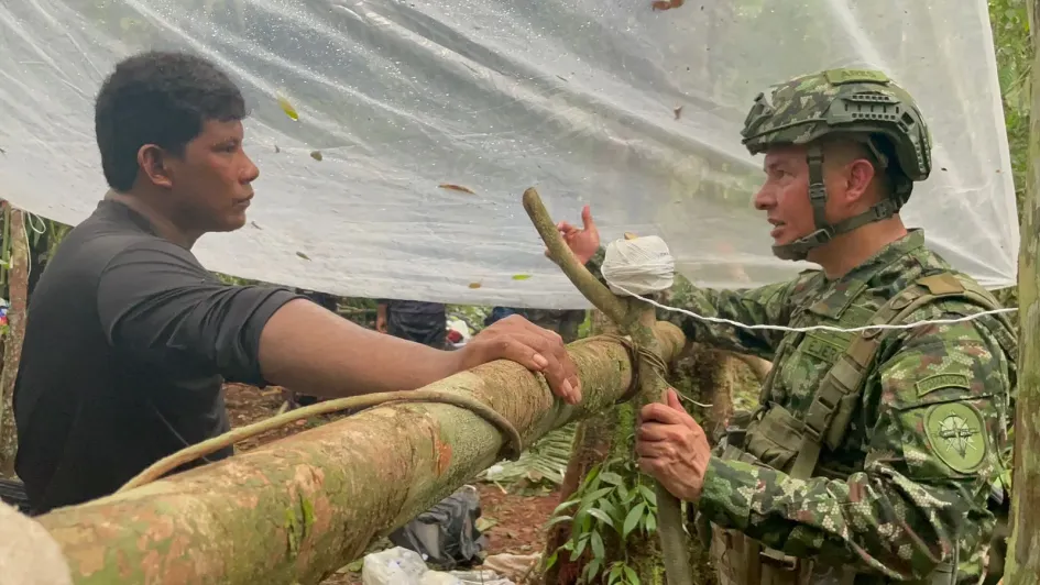 Fotografía cedida por las Fuerzas Militares de Colombia en la que se ve a Manuel Ranoque (i), padre de los cuatro niños desaparecidos en la selva donde ocurrió el siniestro aéreo del Cessna 206, mientras habla con un integrante del Ejército, en medio de la selva donde busca a sus hijos, que viajaban en el avión accidentado el pasado 1 de mayo, en el Guaviare.