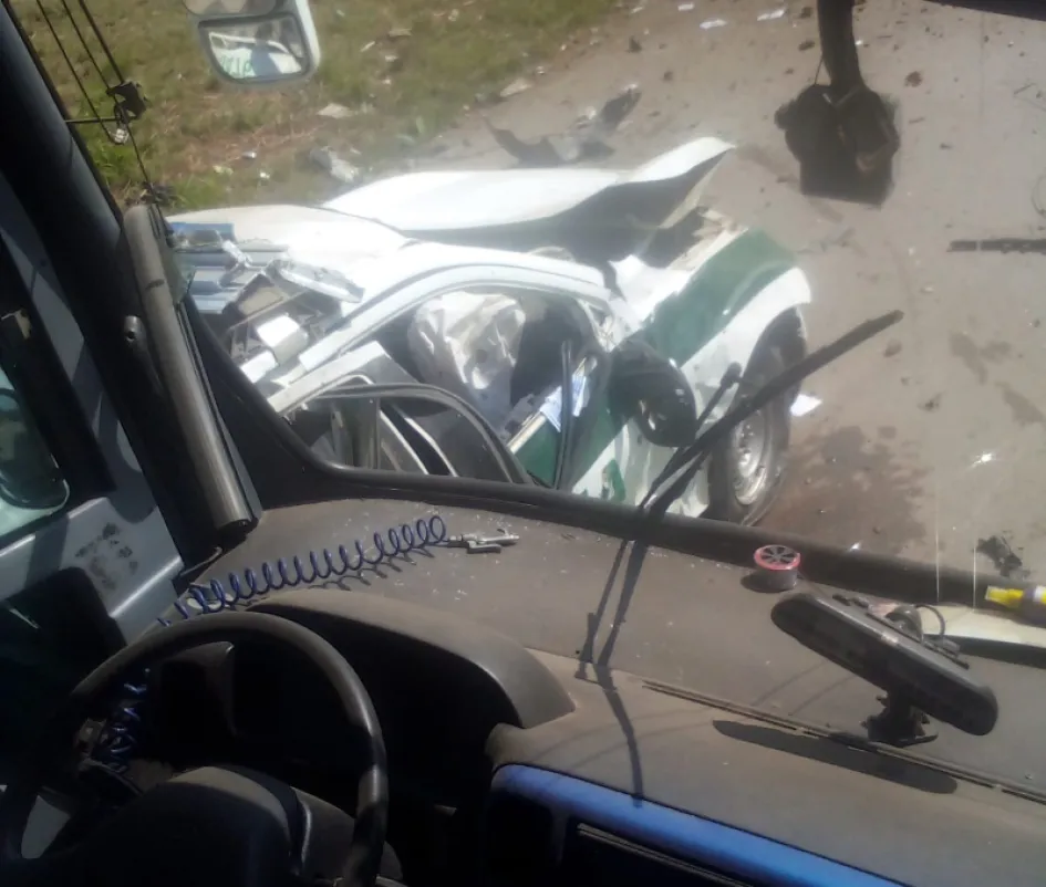 Así quedó una camioneta de la Policía tras el atentado terrorista.