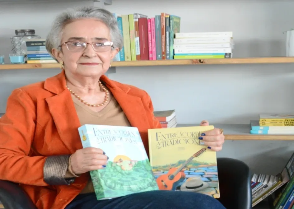 María Doralba Arias Orozco, aguadeña, escritora del libro.