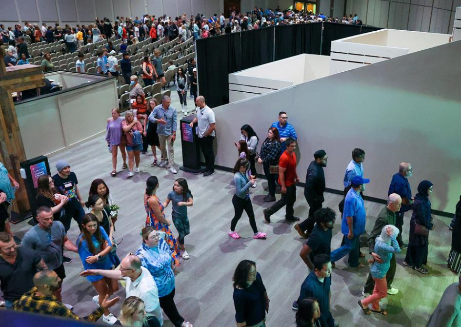 La gente sale de la vigilia en recuerdo de las víctimas que murieron durante el tiroteo masivo en el Allen Premium Outlet Mall en la Iglesia Cottonwood Creek en Allen, Texas.