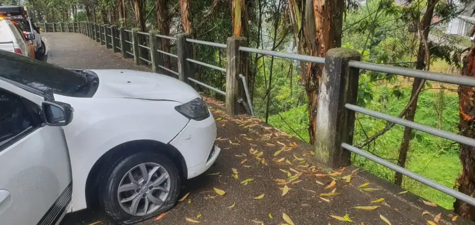 El choque del vehículo en la avenida Alberto Mendoza este miércoles. 