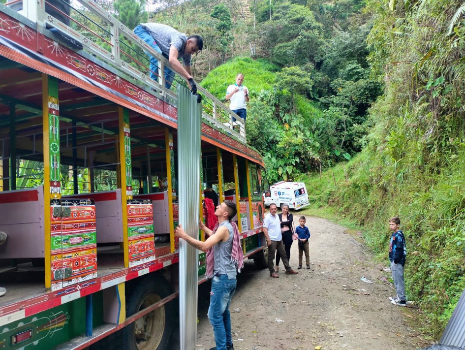 Foto | Cortesía | LA PATRIA Miembros de la comunidad salieron a la carretera a recibir las ayudas de las autoridades.  Algunas de las familias afectadas volvieron a sus casas después de techarlas, de nuevo.