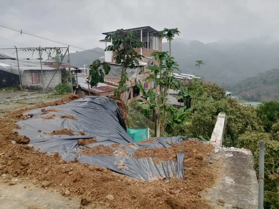La cancha de fútbol, según la Alcaldía de Marquetalia, presentaba problemas de estabilidad hace 8 años. La casa de Luz limita con el escenario deportivo y durante dos años advirtió el riesgo, pero nadie hizo caso, ahora les tocará arreglar el daño.  Foto | Cortesía |