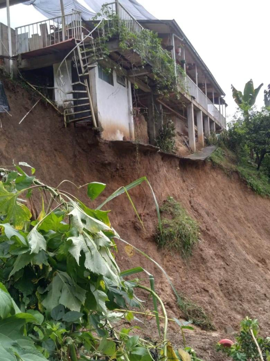 Foto | Cortesía | LA PATRIA  La comunidad de San Peregrino exigió la presencia de las autoridades. La URG asitió y explicó que la Secretaría de Obras de Manizales atenderá la emergencia. Los vecinos temen que la estructura colapse.