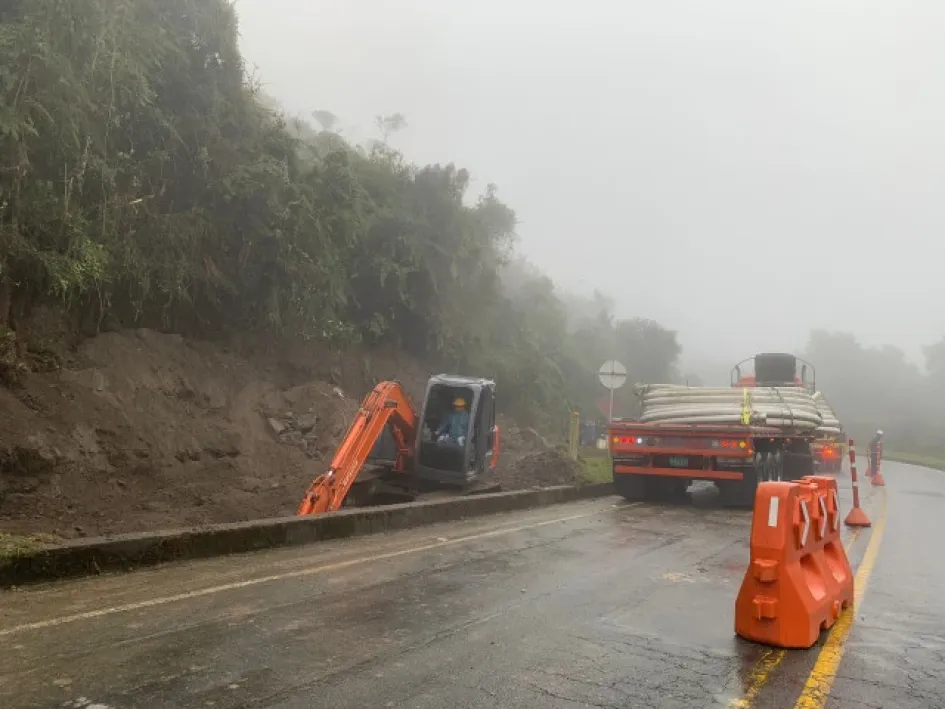 Ayer llegó parte de la tubería que instalarán en Cerro Bravo. 