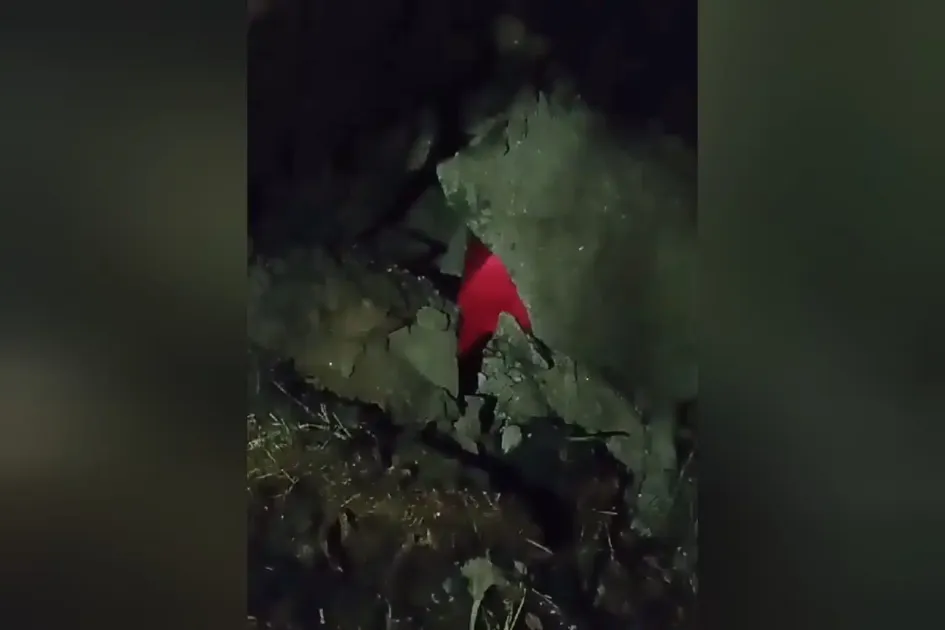  Esneider Rubiano Parra publicó ayer, a las 8:28 p.m. en su cuenta de Facebook este video donde se evidencia la roca incandescente en la lader