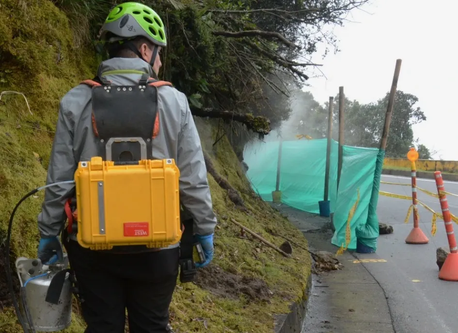 Así lucía la emanación de gases y vapor ayer en la ladera de Cerro Bravo.