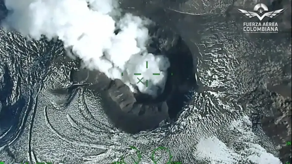 Vea las imágenes del sobrevuelo de la FAC al cráter Arenas del volcán Nevado del Ruiz