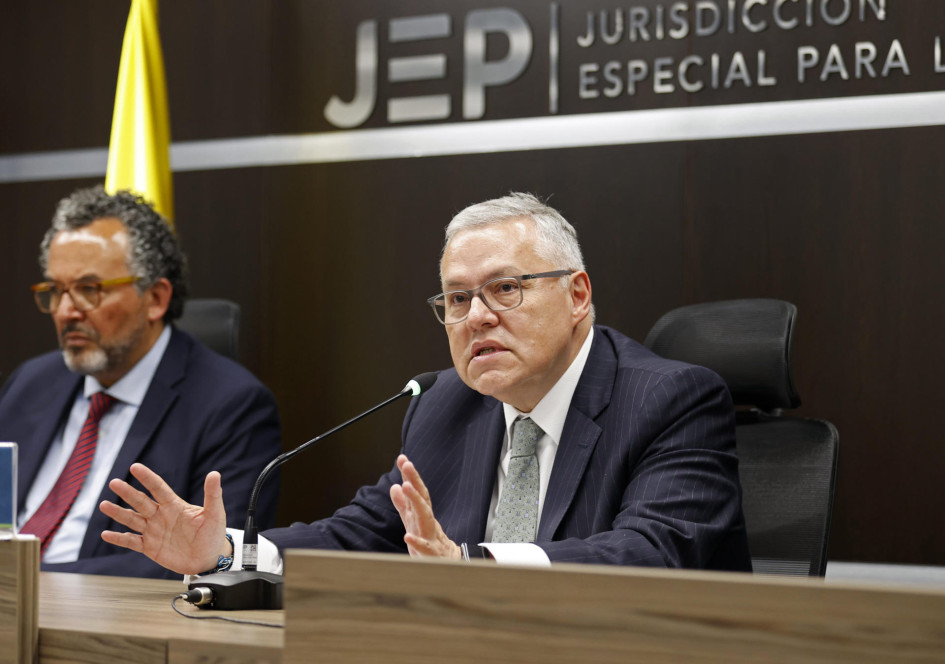 El ministro de Justicia, Néstor Osuna (derecha), habló este martes en rueda de prensa conjunta con el magistrado Roberto Carlos Vidal, presidente de la Jurisdicción Especial para la Paz (JEP), en Bogotá. 