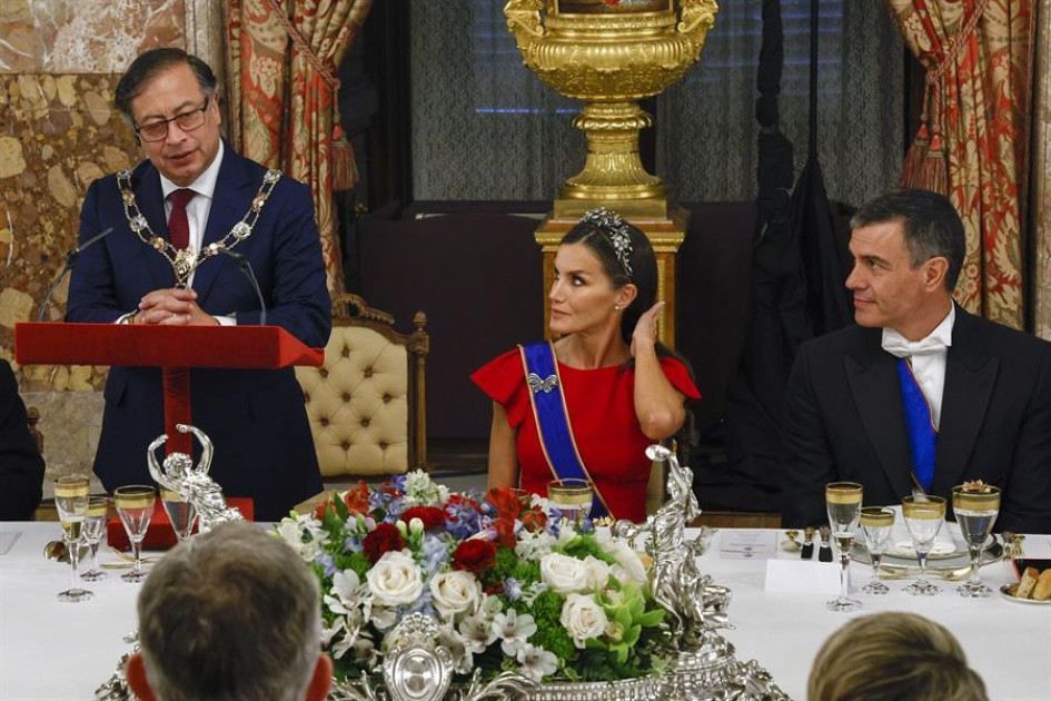 La reina Letizia y el presidente del Gobierno, Pedro Sánchez, siguen el discurso del presidente de Colombia, Gustavo Petro, durante la cena de gala que los monarcas españoles ofrecen al mandatario colombiano hoy miércoles en el Palacio Real, en Madrid.