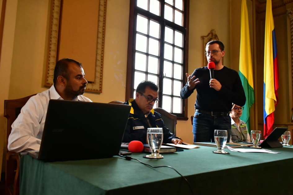 El gobernador, Luis Carlos Velásquez (derecha), junto al director de la UNGRD, Olmedo López (centro), y el jefe de Gestión del Riesgo del departamento, Félix Ricardo Giraldo.