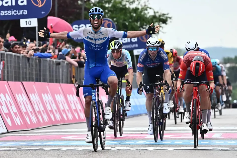 El ciclista australiano Michael Matthews del equipo Team Jayco Alula cruza la línea de meta para ganar la tercera etapa del Giro de Italia 2023, en 213 km desde Vasto hasta Melfi.