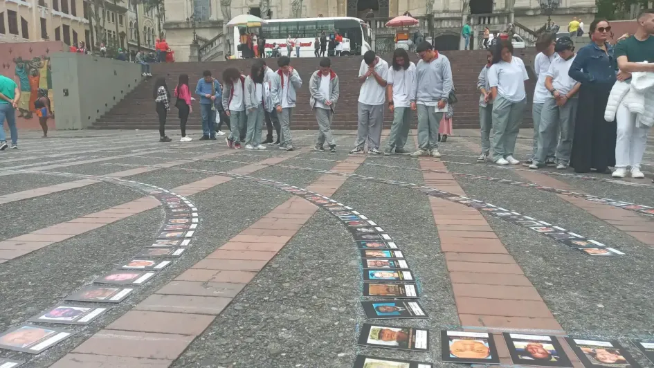 Laberinto de Ausencias en la Plaza de Bolívar de Manizales. 