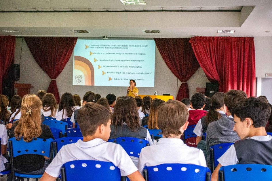 Estudiantes de secundaria del colegio Granadino participaron en talleres sobre salud mental y vida saludable.