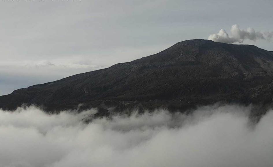 Así lucía en la mañana de este viernes el volcán Nevado del Ruiz desde las cámaras de monitoreo del Servicio Geológico Colombiano instaladas en el cerro Gualí.