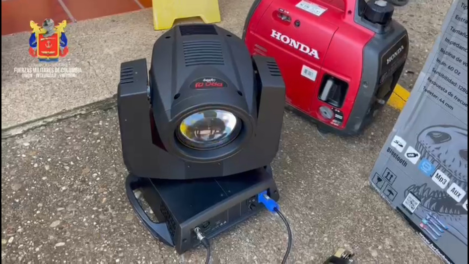 Este es uno de los reflectores que se utilizarán para la búsqueda de los niños. Imagen tomada de video proporcionado por las Fuerzas Militares.