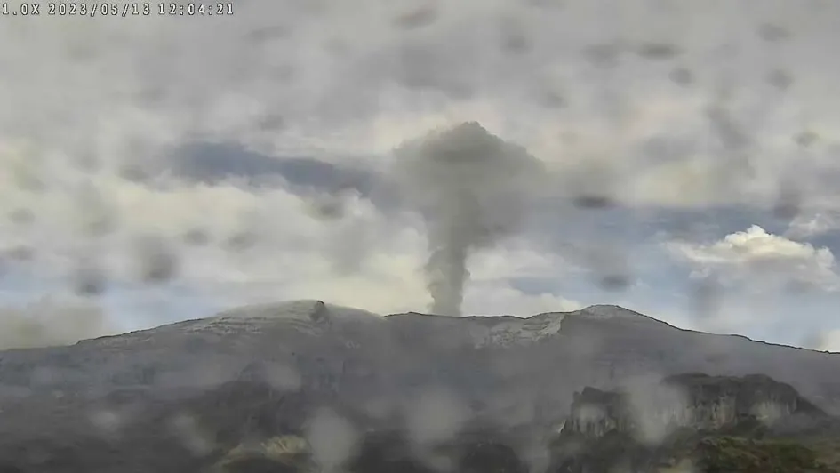 Emisión de ceniza de este sábado en el volcán Nevado del Ruiz. 