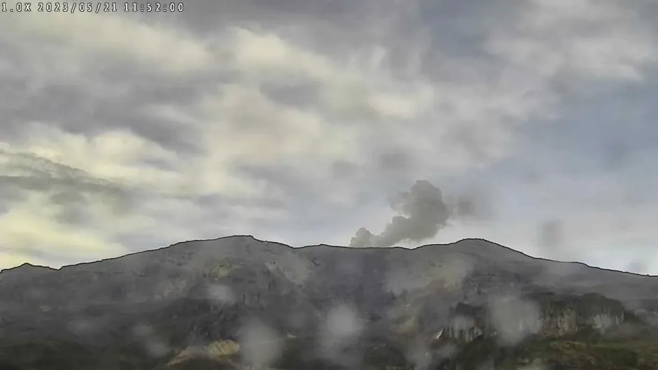 El volcán Nevado del Ruiz este domingo desde el sector del cerro Piraña y el río Azufrado.