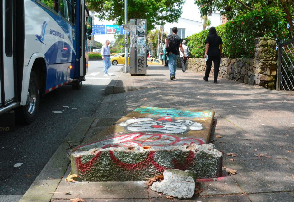 12 días lleva tirado en el suelo. Un ciudadano notó la caída del muro en el que estaban instalados los antiguos teléfonos públicos en la carrera 23 con calle 66 de la Avenida Santander, sector El Cable. El denunciante encontró guadua dentro de la estructura y según miembros de la Sociedad Caldense de Ingenieros y Arquitectos (SCIA) están obsoletos.