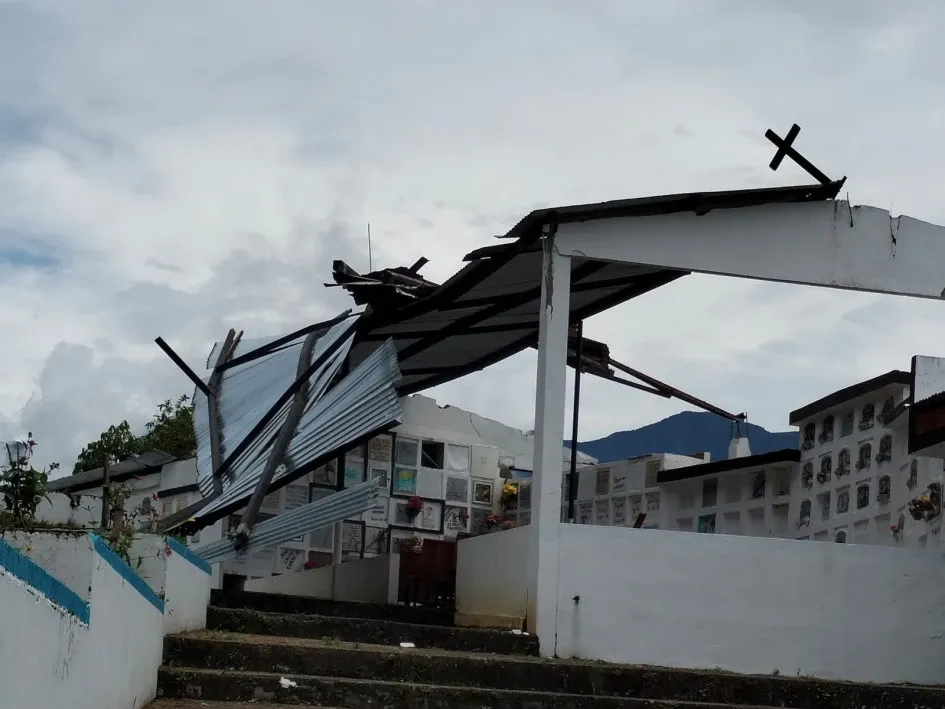 El vendaval de la noche del pasado miércoles derribó el techo de 30 casas, el cementerio, el depósito de basuras y la escuela del corregimiento Arboleda de Pensilvania (Caldas). Los organismos de socorro y la Alcaldía asistieron al sitio y coordinan ayudas para las 120 familias afectadas.