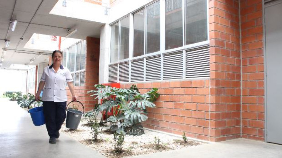 145 estudiantes de la sede principal del colegio Crisanto Luque, del corregimiento de Samaria (Filadelfia) estuvieron allí 45 días sin agua. Ayer, ante una tutela, ordenaron pasar a los alumnos a la sede principal. Marilyn Aristizábal Orozco, de servicios generales, debió cargar el líquido en baldes para el aseo de baños y otros espacios.