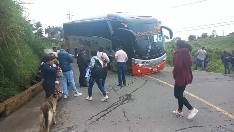 Así quedó el bus en la Troncal de Occidente este martes. 