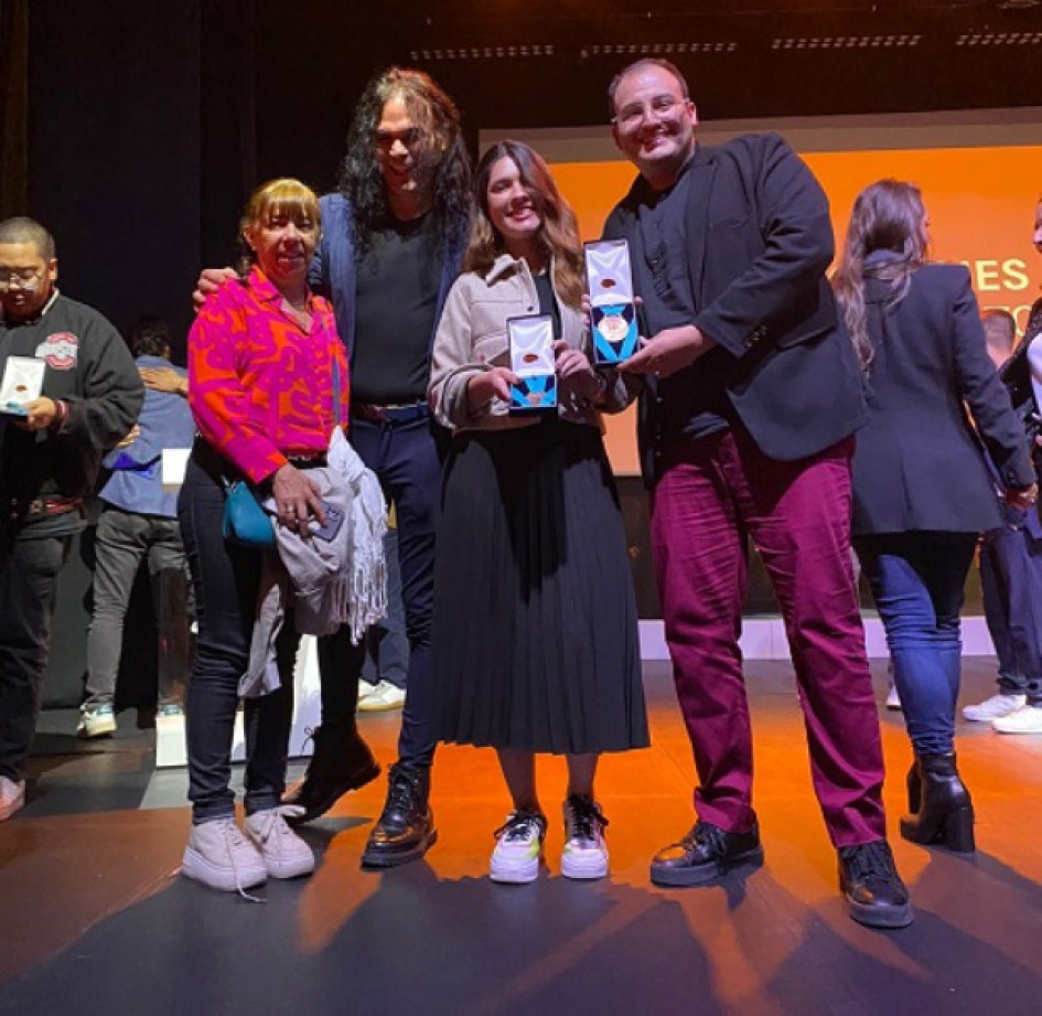 Mariana Díaz Arango, de noveno semestre, y David Torres Daza, de séptimo, de Publicidad de la Universidad Católica de Manizales. Los acompañan la docente de publicidad Clara Inés Villegas y Víctor Manuel Osorio, conocido como Caremonja.