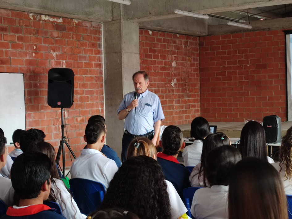 El docente Gonzalo Duque Escobar durante su presentación en la escuela Abraham Montoya.