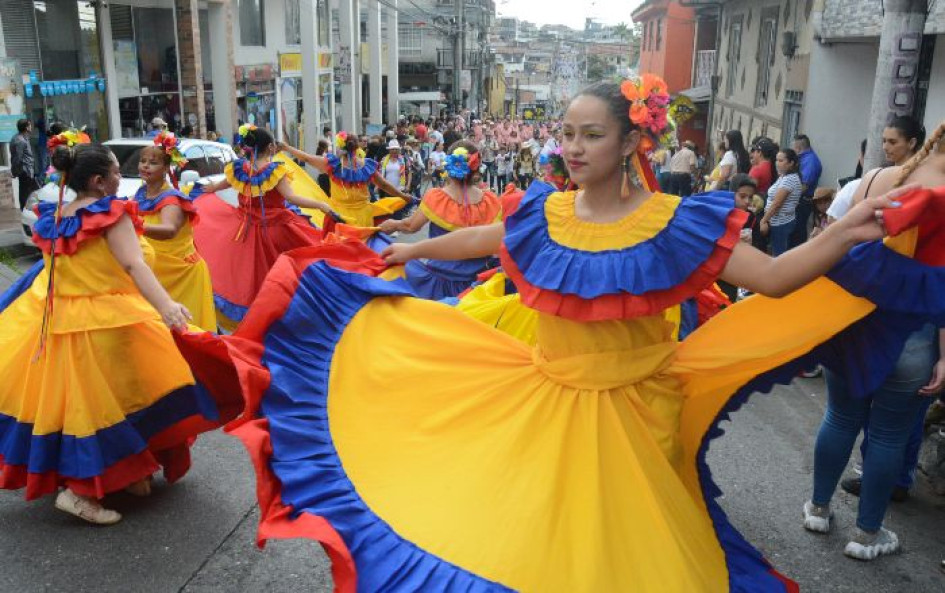 Las danzas típicas de Colombia estuvieron representadas a lo largo del recorrido por las calles de Villamaría.