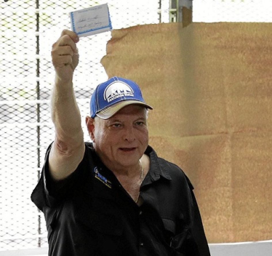 Foto | Efe | LA PATRIA  Ricardo Martinelli, acudió a votar en la mañana de ayer en un centro en Ciudad de Panamá.