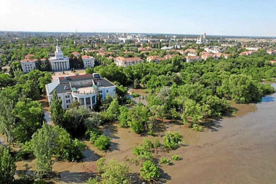 Inundaciones en Nueva Kajovka, ciudad ocupada donde hay un gobierno instalado por Moscú, tras la destrucción ayer de una de las mayores y más importantes presas de Ucrania.