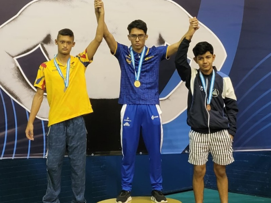 Juan Manuel Parra Bedoya (izquierda), en el podio de la Copa Pat Shaw en Guatemala.