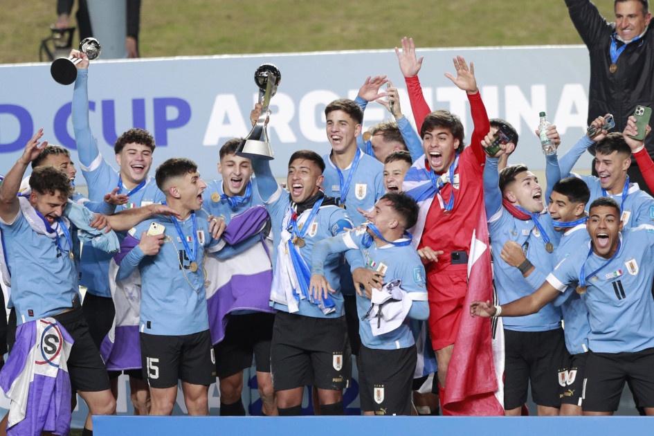 Jugadores de Uruguay celebran con el trofeo de campeones de la Copa Mundial de Fútbol sub-20 tras vencer a Italia hoy, en el estadio Diego Armando Maradona en La Plata (Argentina).