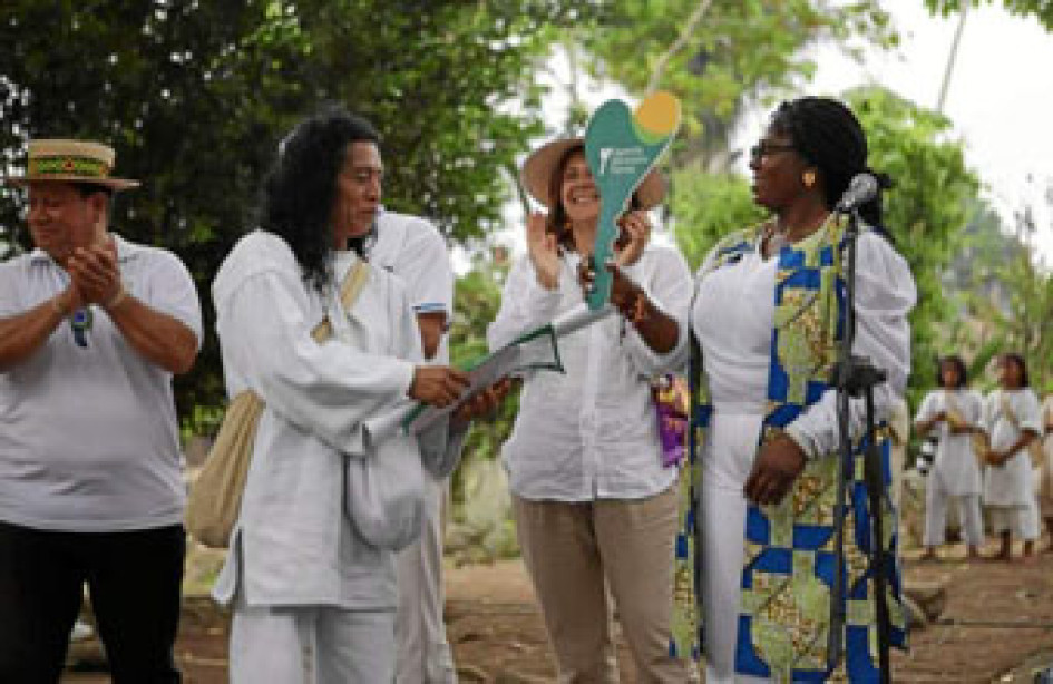 Foto | Gobierno nacional | LA PATRIA  La vicepresidenta de Colombia, Francia Márquez entregando una llave a un líder indígena hoy, en La Guajira.