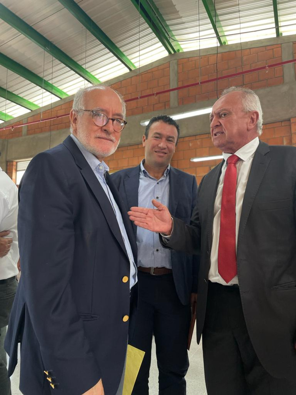 El senador Guido Echeverri, el precandidato a la Alcaldía de Pensilvania Jesús Iván Ospina y el diputado Diego Cardona se encontraron y conversaron en ese municipio.